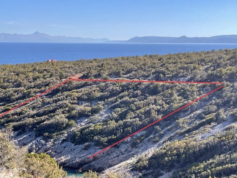 Terrain sur Hvar près de la mer.