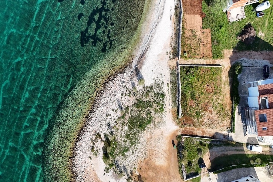 Terrain en bord de mer, île de Brac, Croatie.