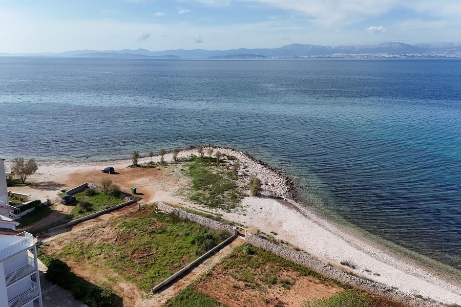 Terrain constructible en 1re ligne sur la mer sur Brac en Croatie.