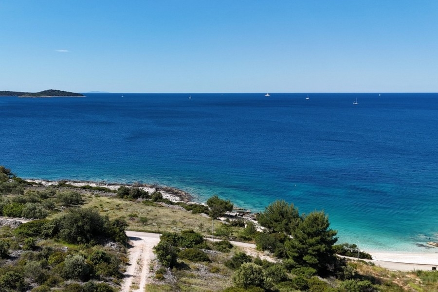 Terrain constructible directement au bord de la mer en Croatie