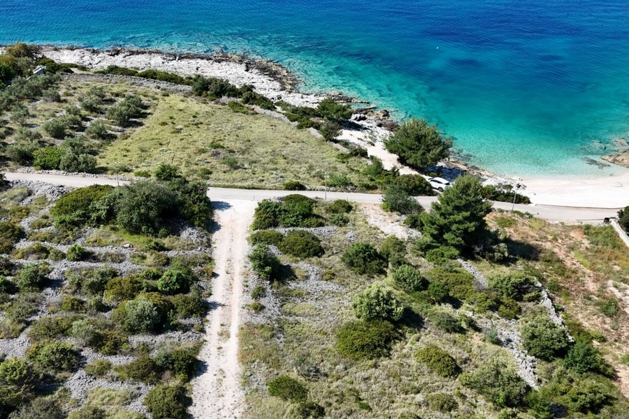 Terrain en première ligne sur la mer en Croatie