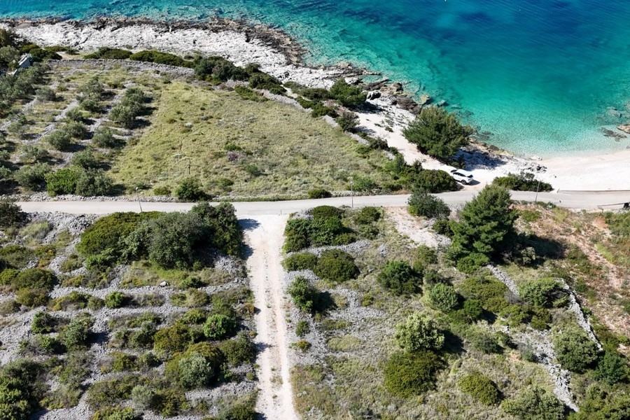 Terrain côtier avec accès à la plage en Croatie