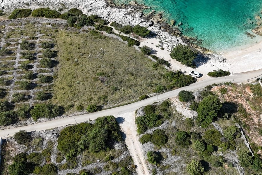 Terrain constructible au bord de la mer turquoise en Croatie
