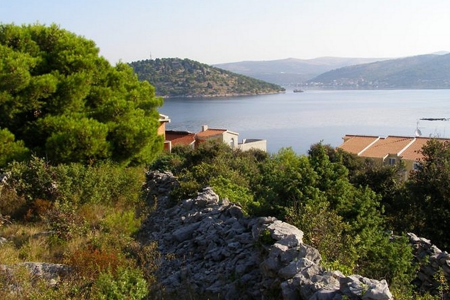 Terrain en deuxième ligne par rapport à la mer en Croatie