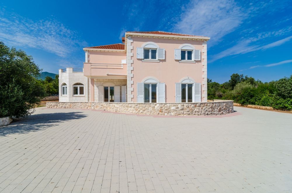 Villa sur un grand terrain en Croatie à vendre.
