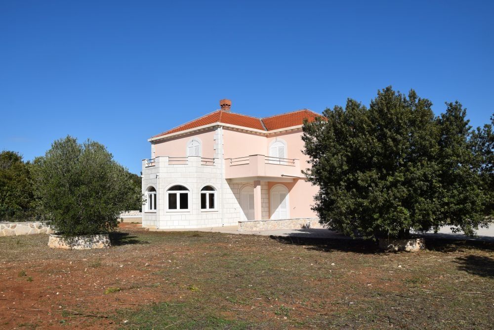 Un grand jardin entoure la villa.