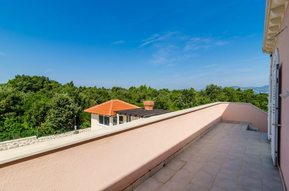 Grande terrasse à l'étage.