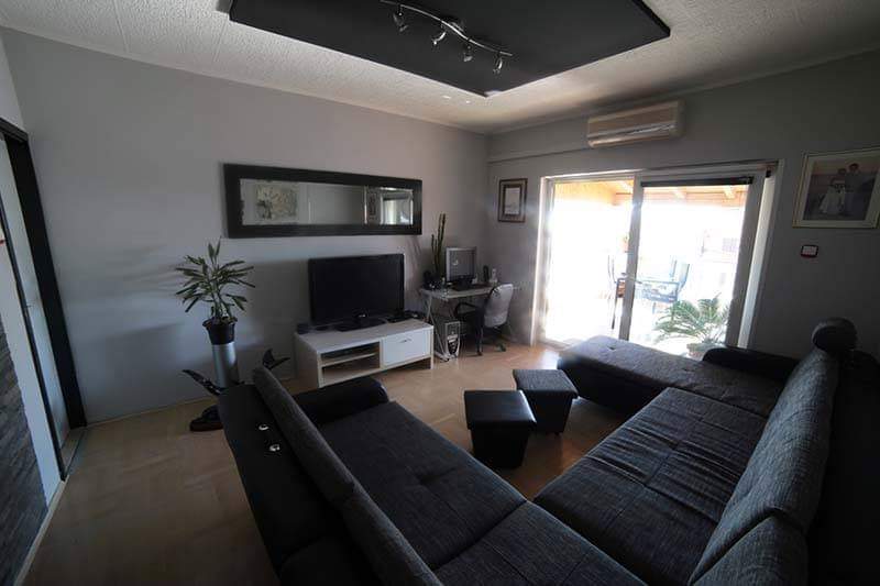Un salon avec accès au balcon