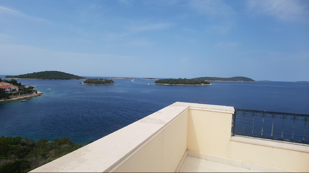 Vue depuis le balcon sur la mer juste à côté de la villa - immeuble de rapport à vendre Croatie.