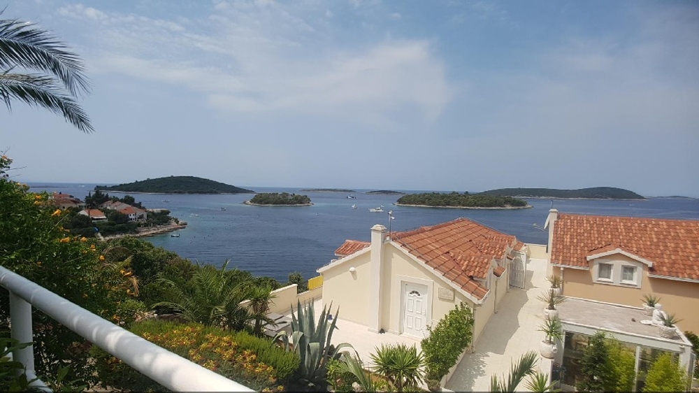 Vue depuis le balcon sur les environs et la mer - villa à vendre Croatie.