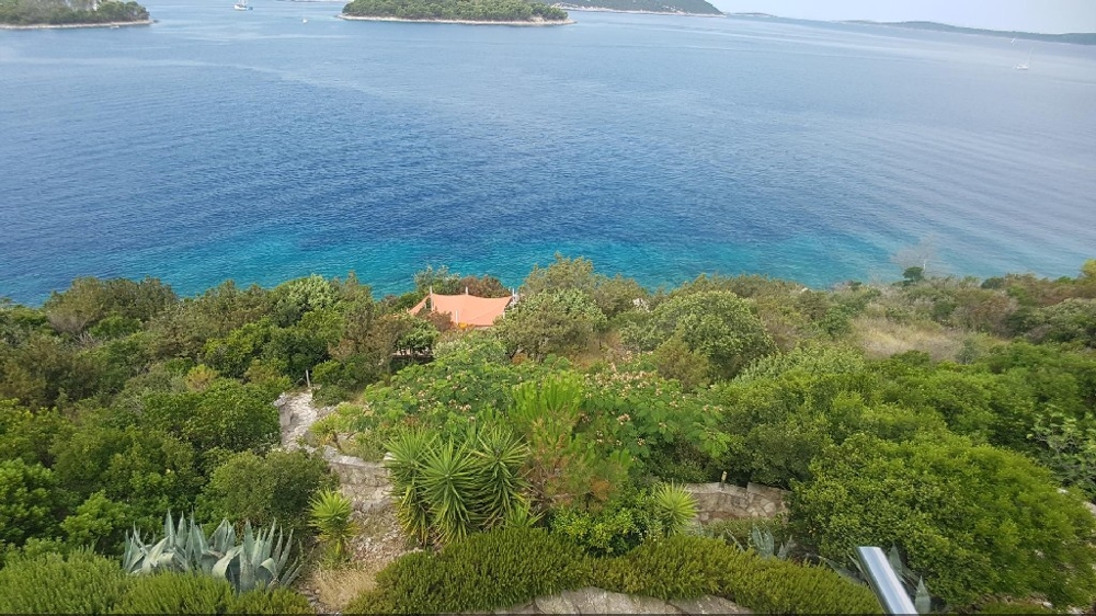 Vue depuis le balcon sur le jardin et la mer - maison à vendre Croatie.