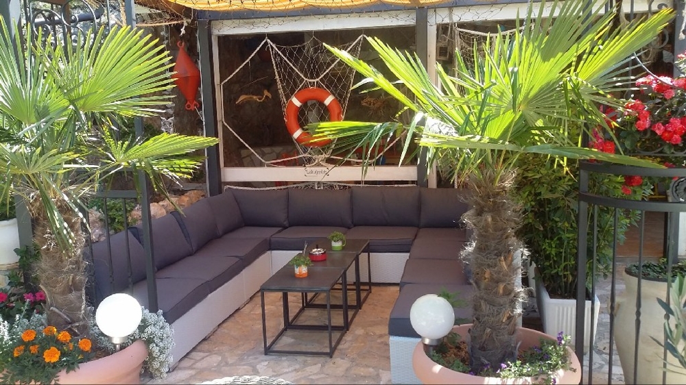 Terrasse couverte avec quelques plantes de la villa - immeuble de rapport à vendre Croatie.