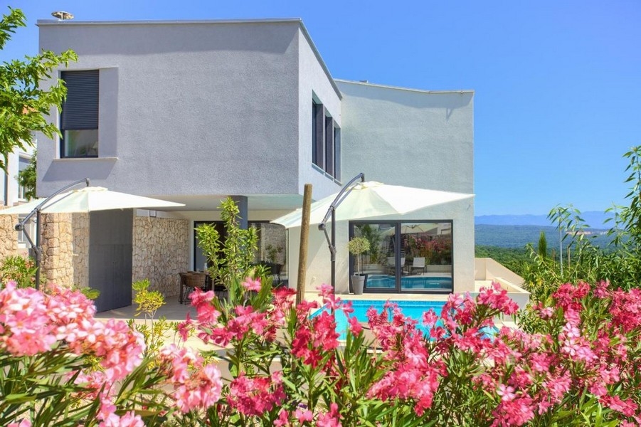 Vue sur la mer et la piscine