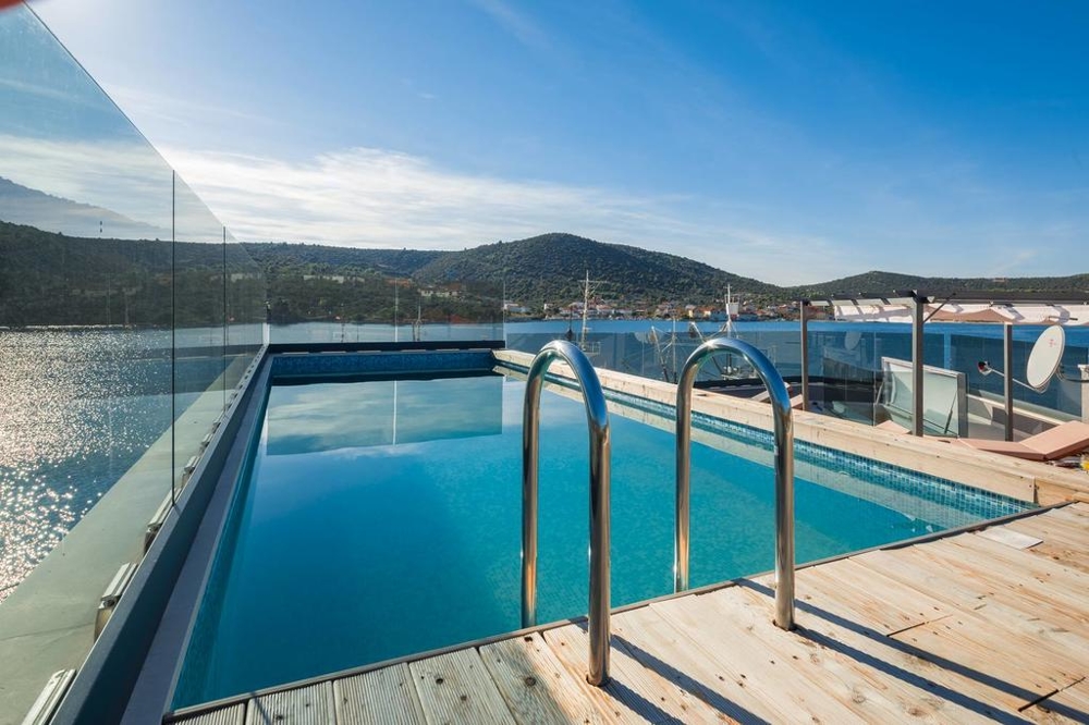 Villa en bord de mer près de Trogir en Croatie à vendre.