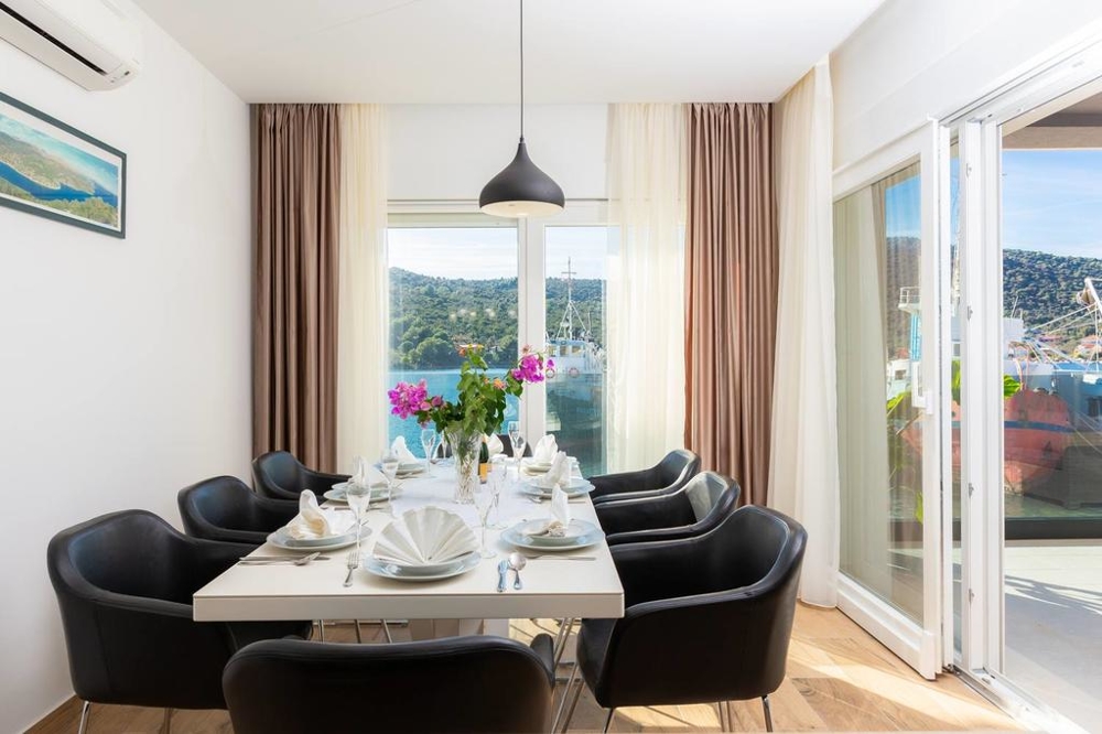 Coin repas avec vue sur la mer.