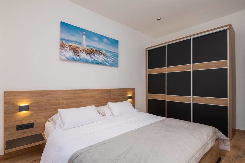Chambre avec armoire.
