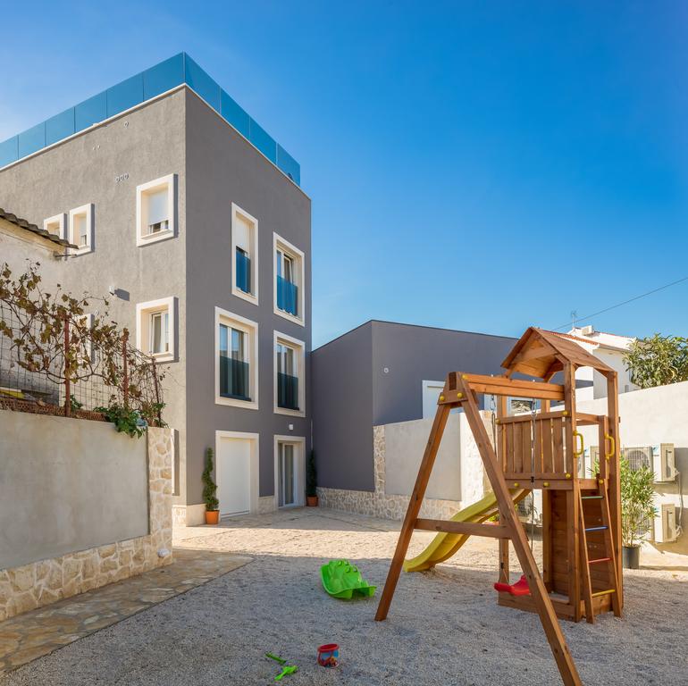 Cour intérieure de la villa H1208 - avec aire de jeux pour enfants.