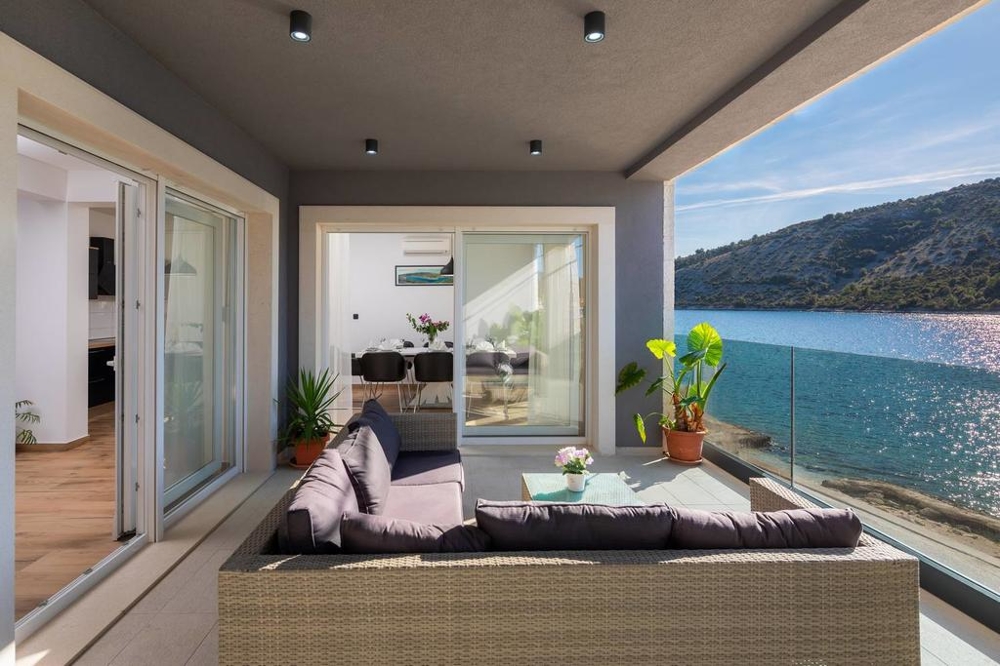 Balcon avec vue mer - biens en bord de mer - Panorama Scouting.
