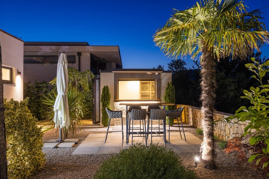 Espace extérieur avec cuisine d'été de la villa H1217 en Croatie.