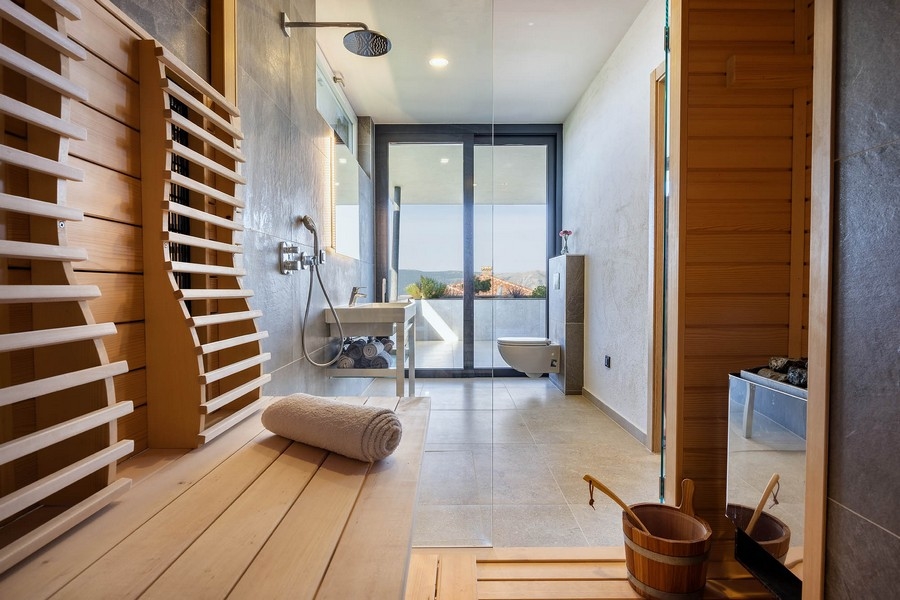 Sauna et salle de bains.