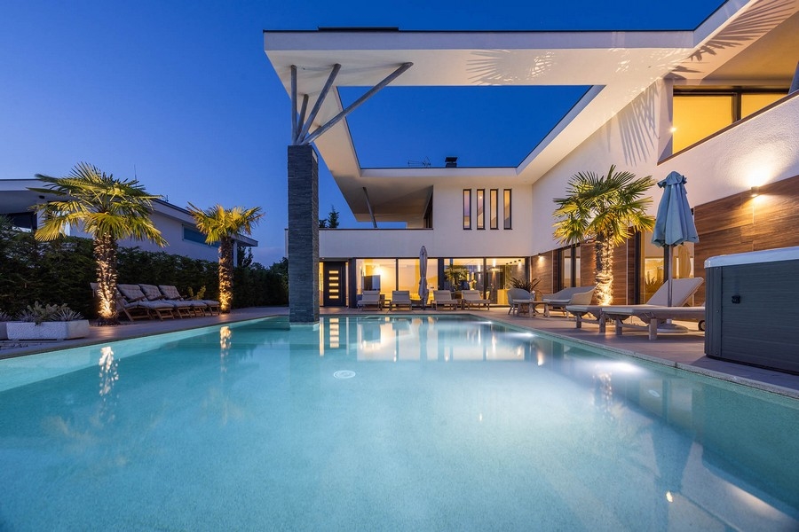 La villa est entourée d'un beau jardin aménagé.
