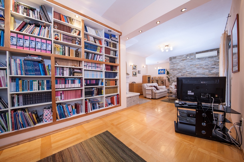 La maison est proposée à la vente avec son mobilier de qualité.
