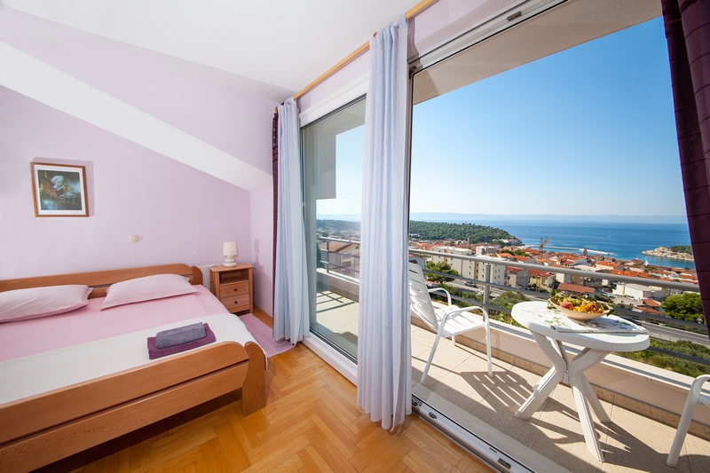 Chambre avec balcon et magnifique vue sur Makarska et la mer.