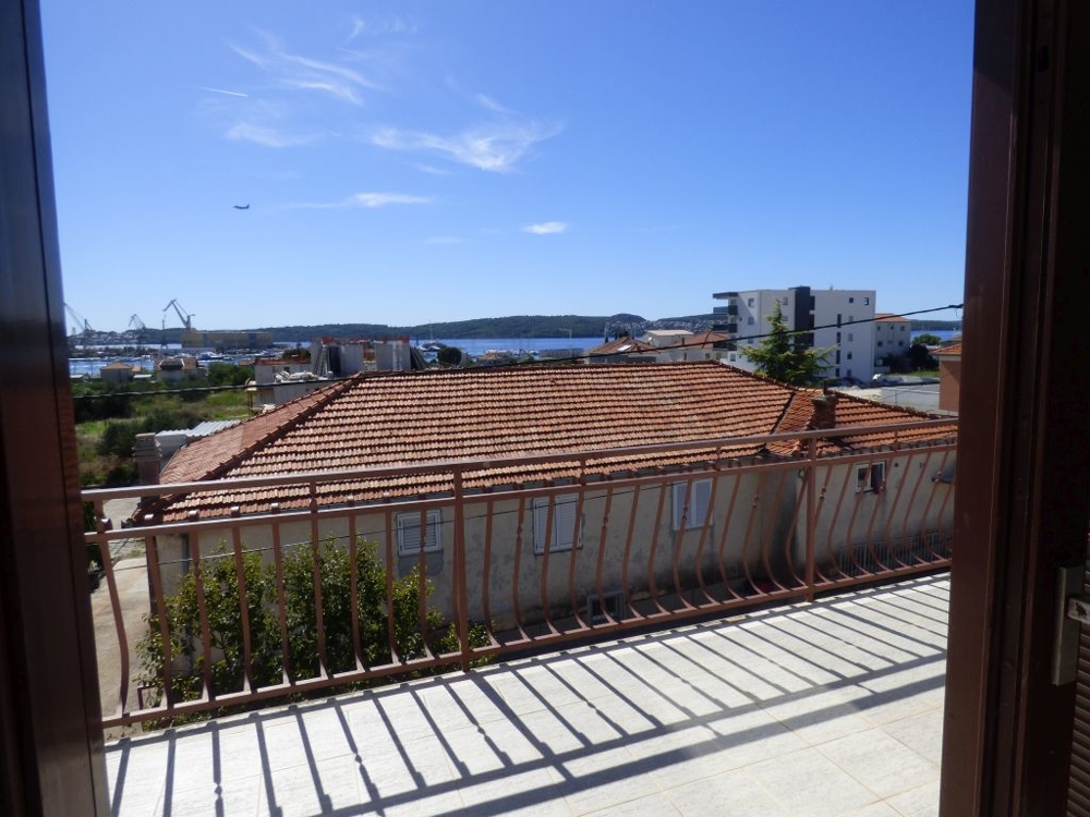 Vue depuis le balcon au-dessus des toits sur le port de Trogir