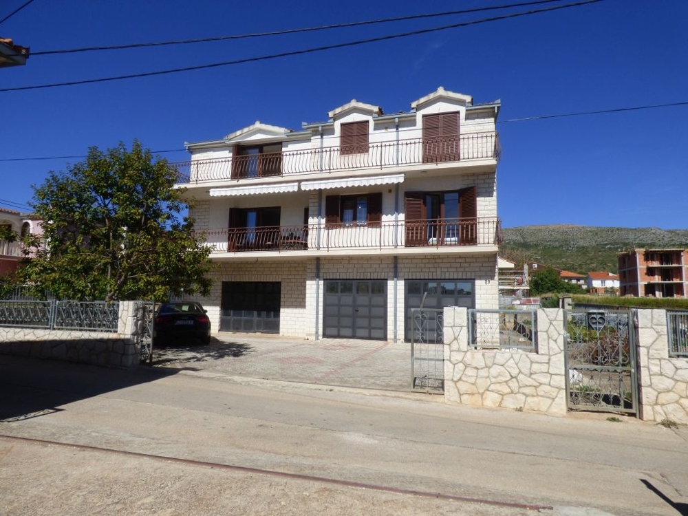 Maison plus grande sur l'île de Ciovo en Dalmatie à vendre.