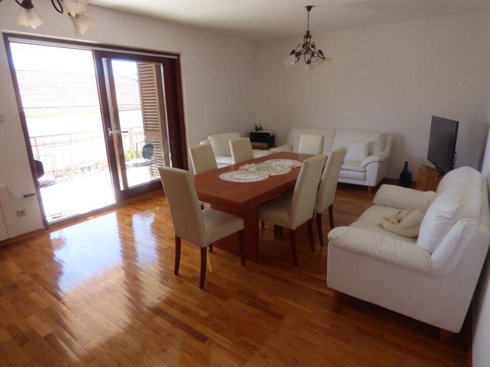 Séjour - l'appartement est proposé à la vente meublé.