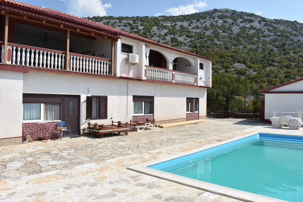 Maison avec piscine et vue mer à vendre en Croatie.