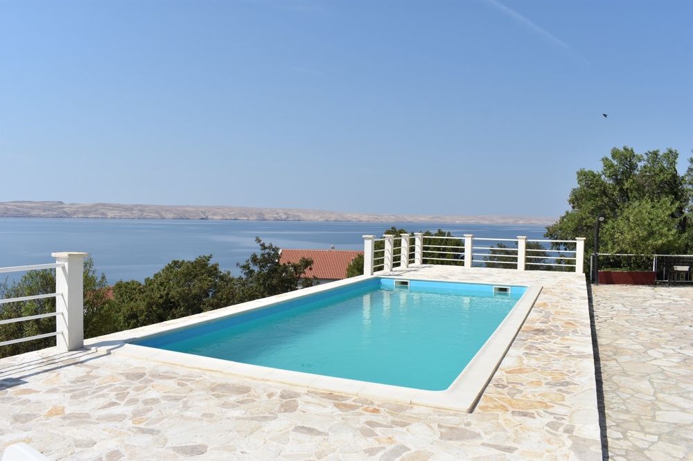 Piscine sur la terrasse en pierre naturelle avec vue sur le Velebit