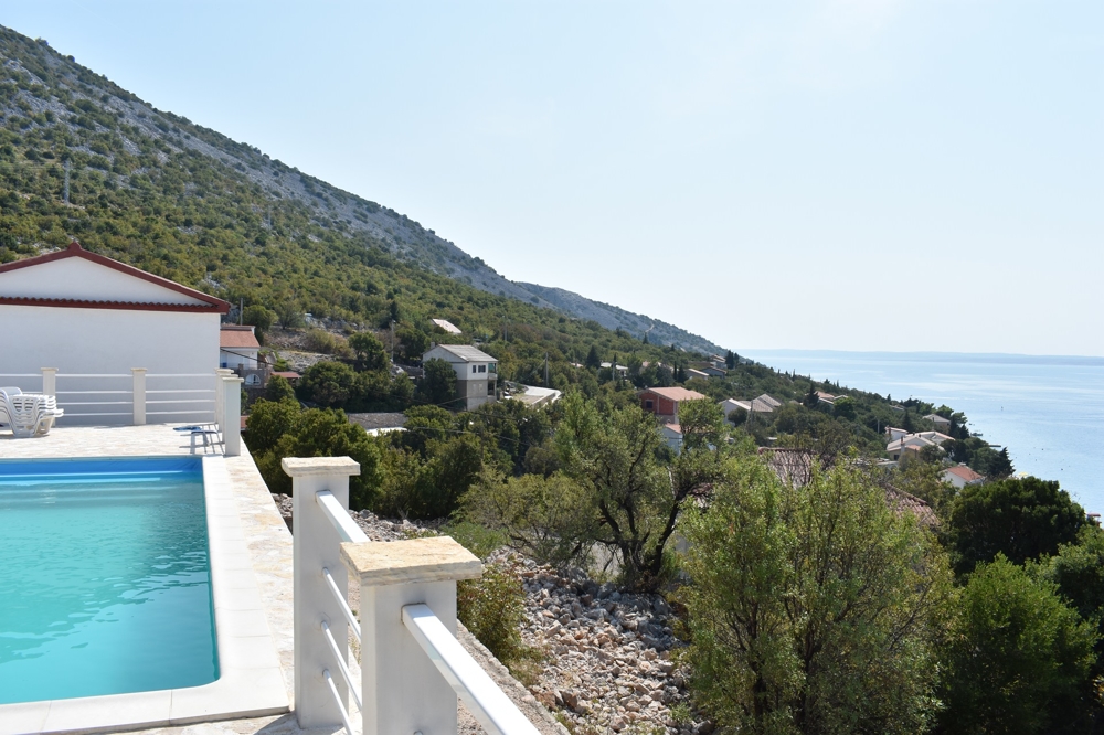 Vue mer du bien H1240 près de Karlobag en Croatie.