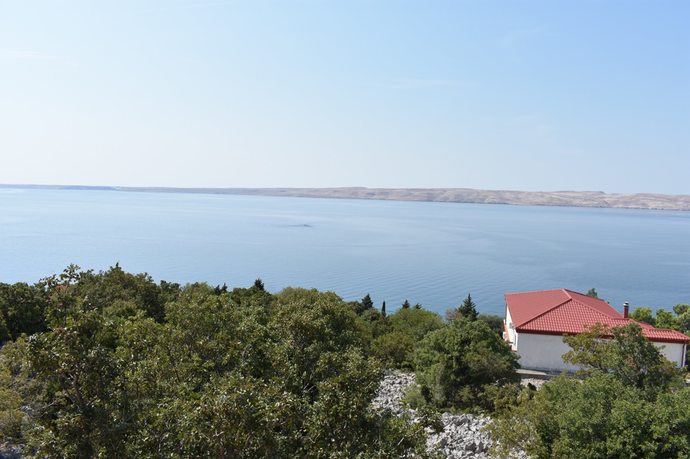 Vue mer depuis la terrasse de la maison près de Karlobag en Croatie.