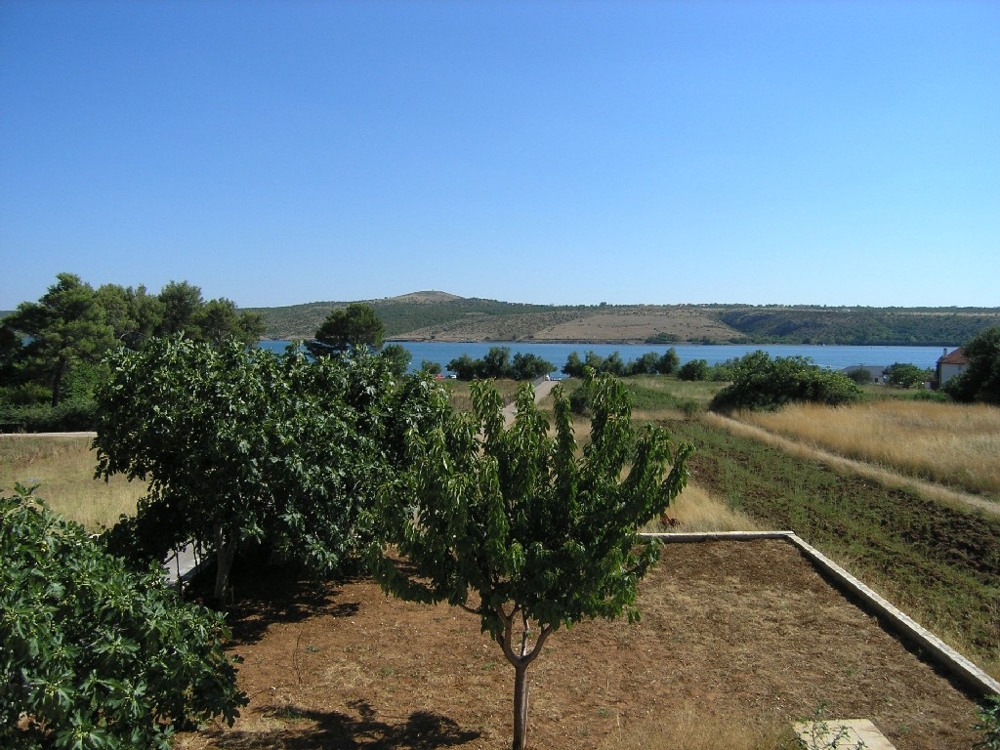 Maison à vendre près de la plage dans un emplacement attrayant en bord de mer dans la région de Zadar en Croatie.
