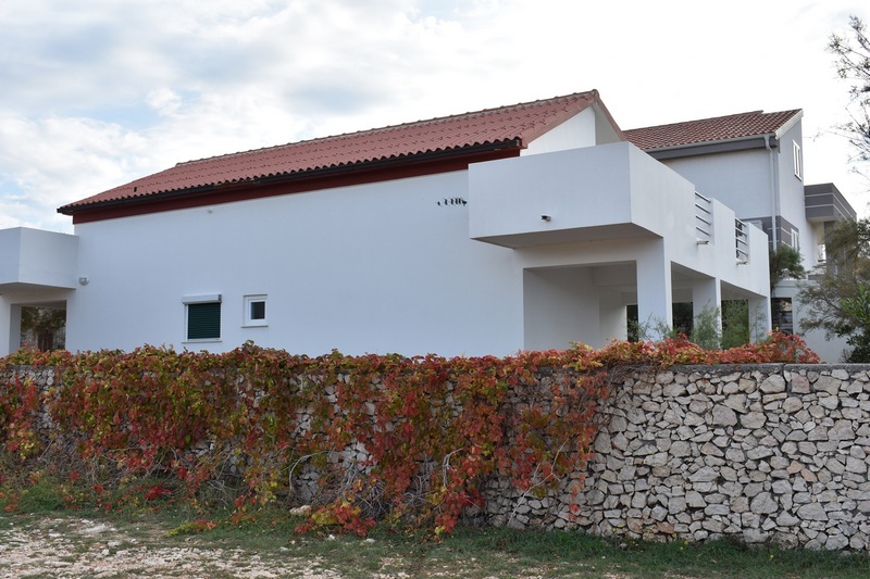 Jardin et terrasse du bien H1267 à Razanac près de Zadar en Croatie.