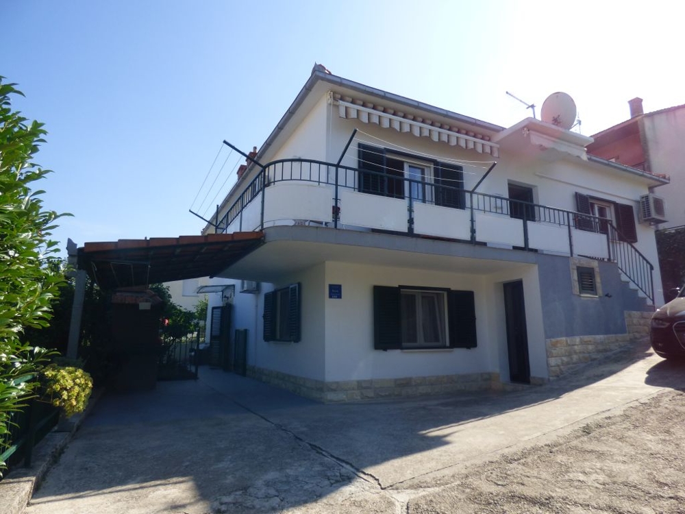 Maison avec balcon sur tout le pourtour et carport à l'accès