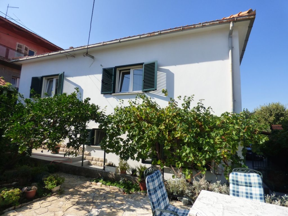 Maison méditerranéenne près du centre-ville de Trogir à vendre - Panorama Scouting.