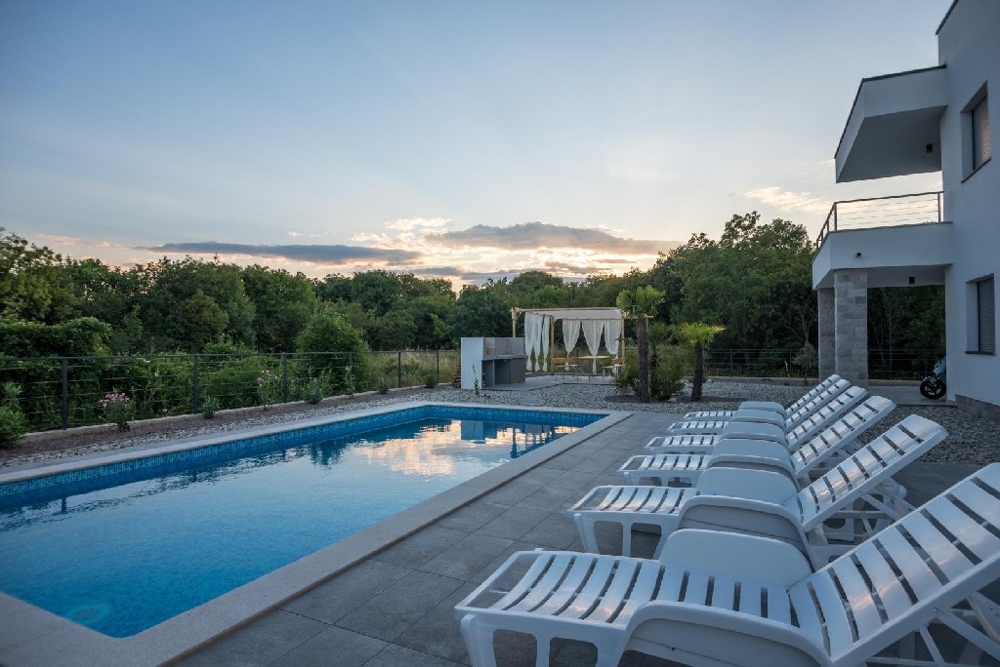 Villa de qualité avec 4 appartements à vendre en Croatie.