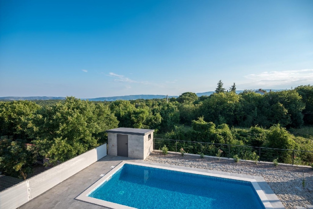Piscine et vue mer.