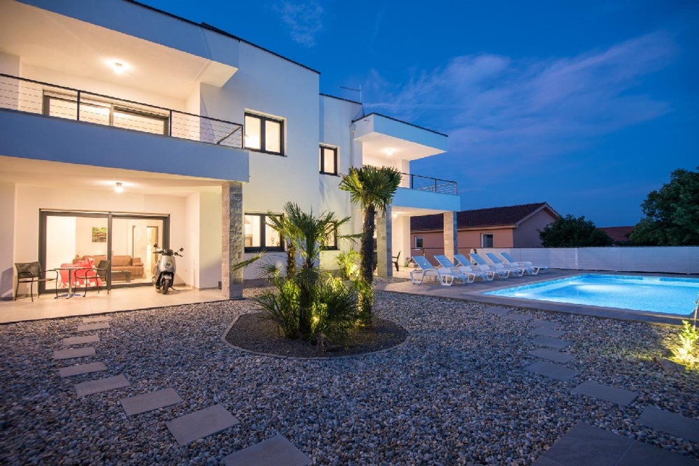 Villa moderne avec piscine sur l'île de Krk à vendre.
