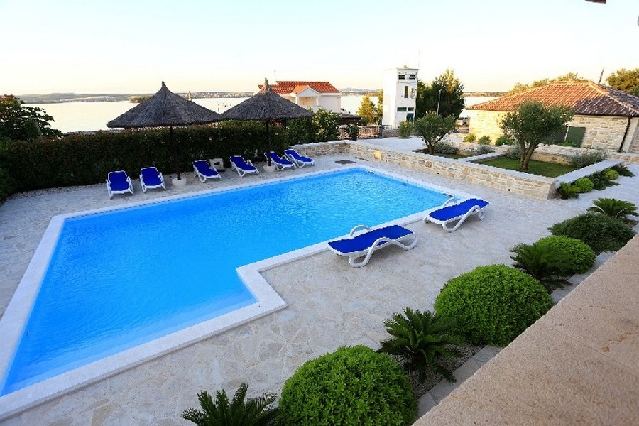 Piscine avec vue mer - biens immobiliers en Croatie.