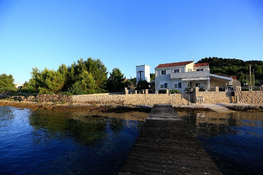 Terrasse et vue sur la mer depuis la terrasse de la villa en première ligne face à la plage.
