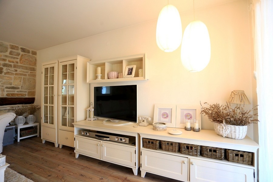 Salon de style campagnard avec buffet clair et vitrine