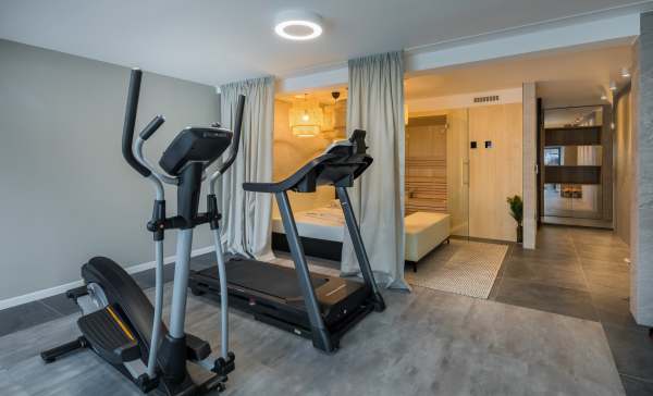 Espace de remise en forme avec sauna et espace de repos