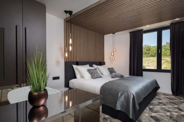 Une chambre du bien avec armoire et fenêtre
