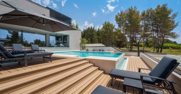 Vue depuis la terrasse sur la piscine et l'espace détente