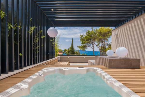 Jacuzzi sur la terrasse avec vue sur la mer