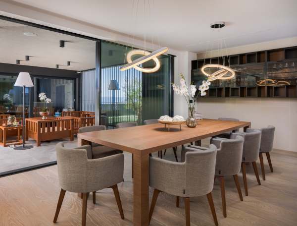 Coin repas du bien avec coin salon à l'arrière-plan