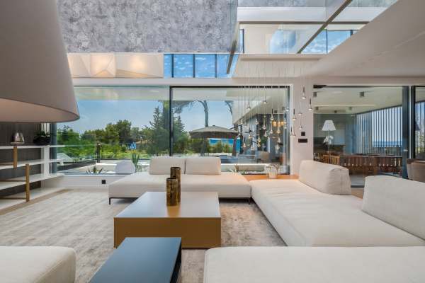 Grand salon ouvert avec vue sur la piscine
